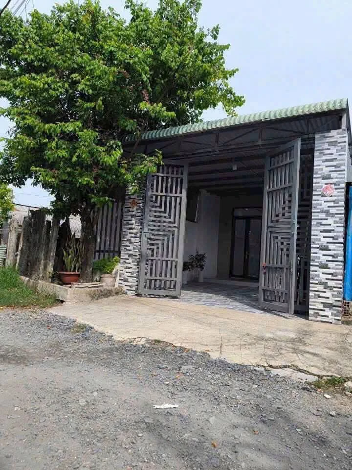 Bán nhà phố 3 PN sân ở, 140m², Bàu Năng 900 triệu - Ảnh 1