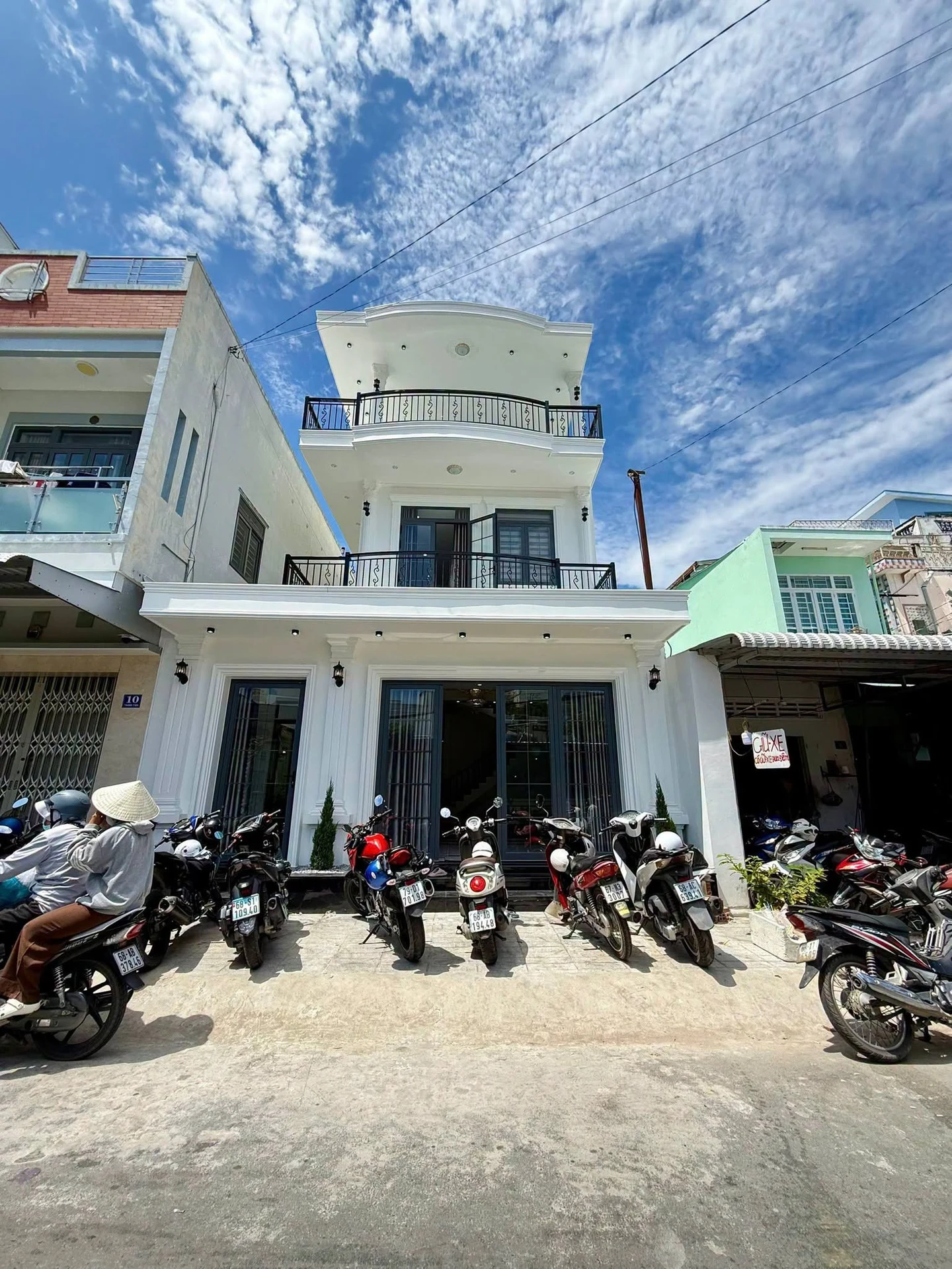 Bán nhà tân cổ điển 4PN mặt tiền Thành Thái, Rạch Giá 5.49 tỷ - Ảnh 1