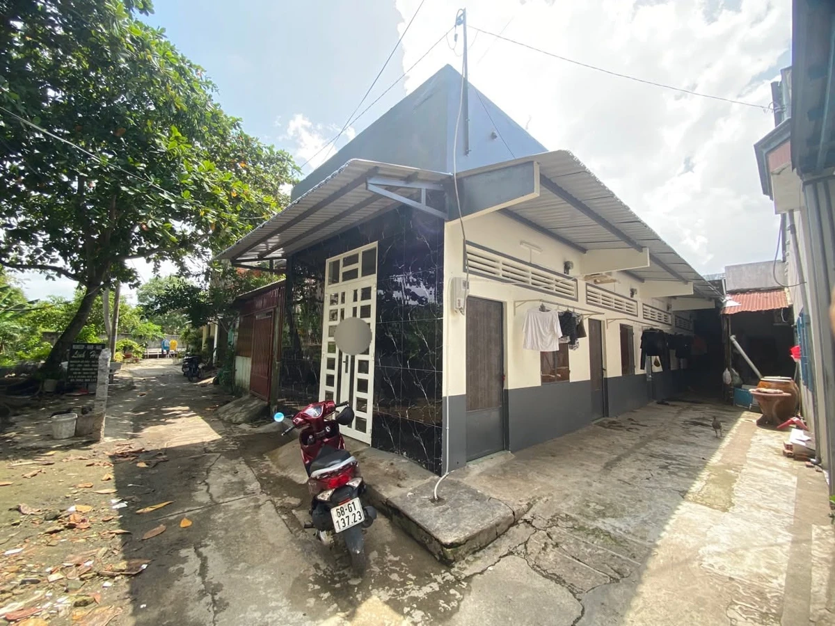 Bán dãy nhà trọ 6x17m, 4 phòng, Quận 1 - Ảnh 1