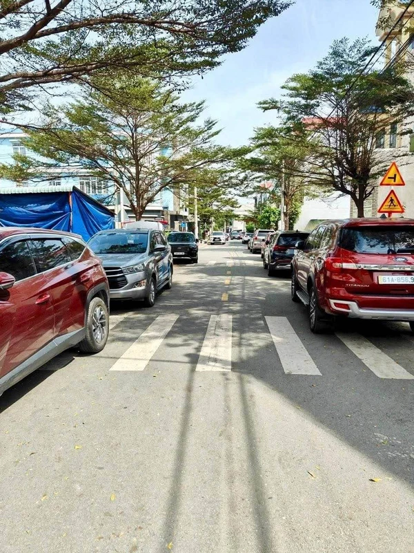 Bán nhà mới 1 trệt 2 lầu full nội thất 70m² Dĩ An Bình Dương