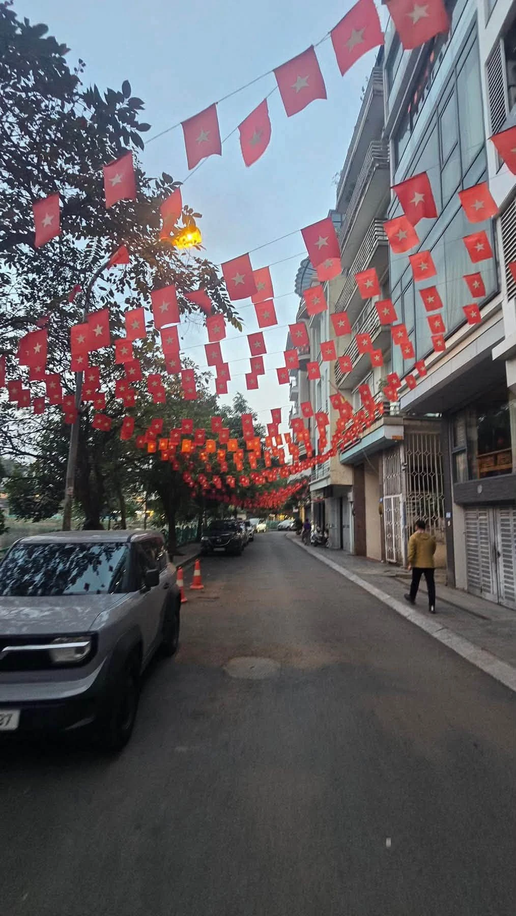 Bán nhà mặt phố Vũ Miên view Hồ Tây 128m2, 8 tầng thang máy, dòng tiền 1,8 tỷ/năm - Ảnh 1