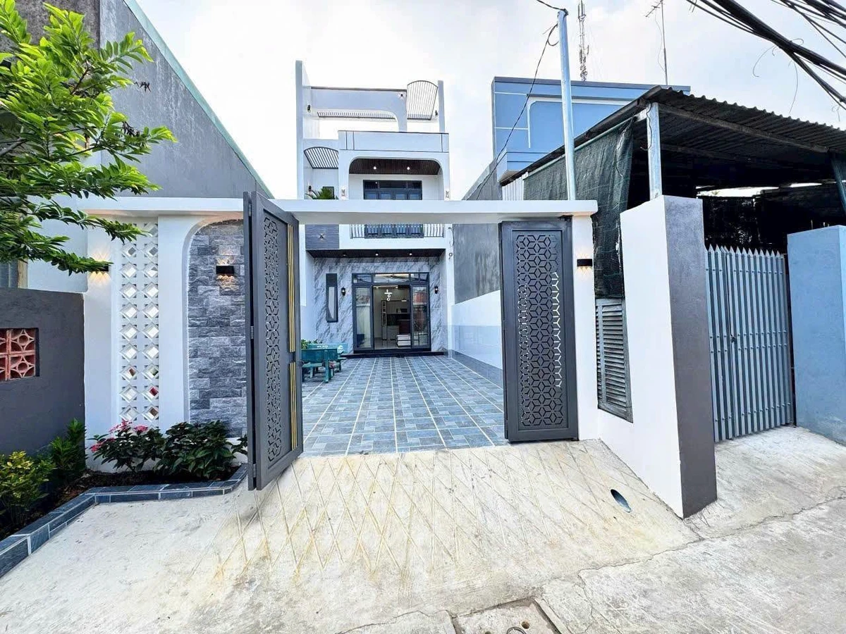 Bán nhà 1 trệt 1 lầu 5x24m, 3PN, SHR, trung tâm Thị trấn Đức Hòa, giá 2,8 tỷ - Ảnh 1