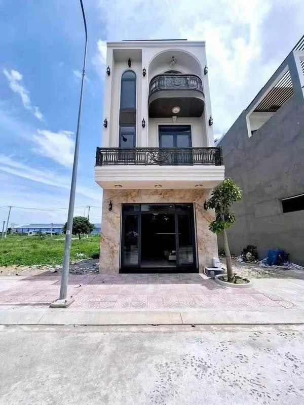 Bán nhà 1 trệt 2 lầu 5x16m, 4PN, full nội thất, KĐT The Sol City, Cần Giuộc