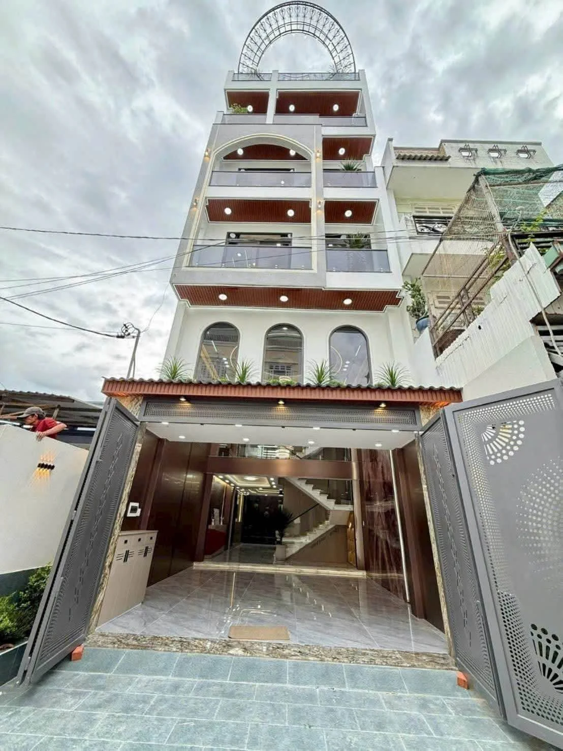 Bán nhà 5 tầng 5.5x18m có thang máy, 5PN, đường Tân Chánh Hiệp 18, Quận 12 - Ảnh 1