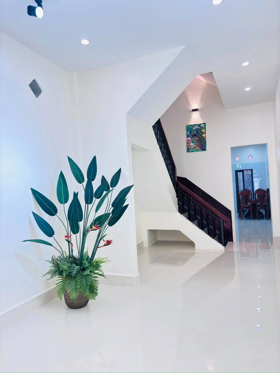 Bán nhà mặt tiền 1 trệt 2 lầu 4PN đường Huỳnh Tịnh Của, trung tâm Rạch Giá, giá 2,6 tỷ - Ảnh thu nhỏ 2