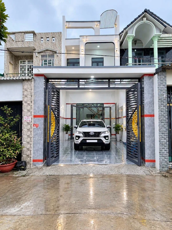 Bán nhà 1 trệt 1 lầu 4PN, 100m², sân xe hơi, giá 2,88 tỷ tại Khánh Bình, Tân Uyên