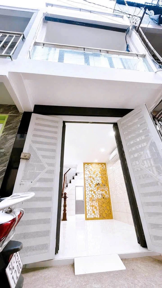 Bán nhà 1 trệt 2 lầu 21,8m² lô nhì Hoàng Diệu Quận 4, giá 5,5 tỷ - Ảnh 1