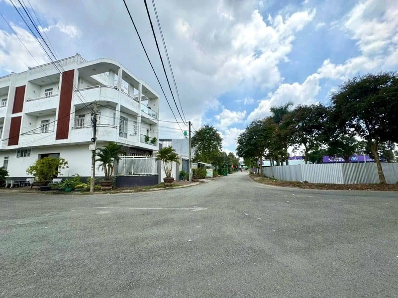 Bán lô góc 119,6m² đối diện công viên KDC Hoàng Long Bến Lức