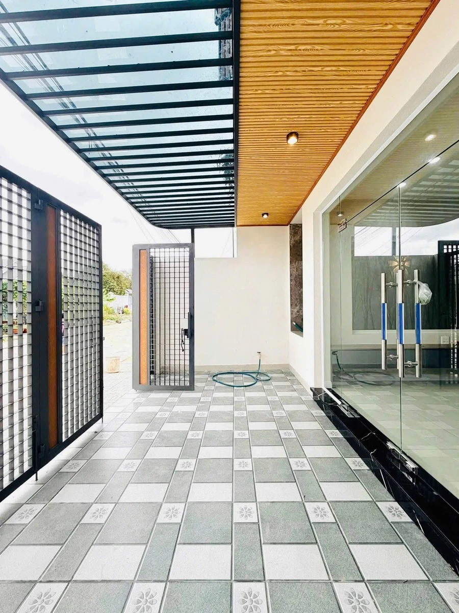 Bán nhà 2 tầng mặt tiền 4PN Chế Lan Viên Rạch Giá 3.49 tỷ - Ảnh thu nhỏ 2