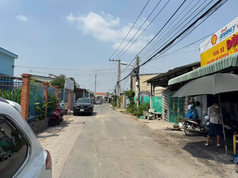 Bán đất mặt tiền 240m2 (6x30m, nở hậu) đường Huỳnh Văn Lũy, Phú Lợi, Bình Dương