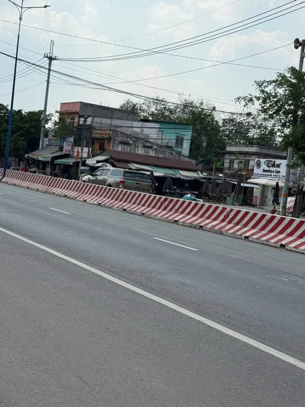 Bán nhà mái Thái 500m2 mặt tiền QL13 Bàu Bàng