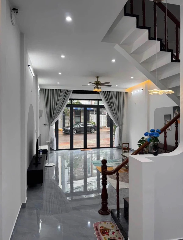 Bán nhà 3 tầng mặt tiền Nha Trang 71m2, giá 7.7 tỉ