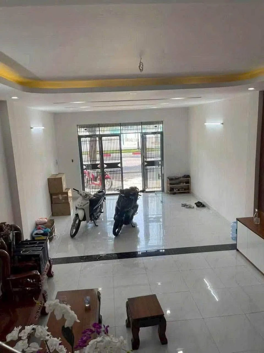 Bán nhà 1 trệt 2 lầu mặt tiền Nguyễn Tất Thành, 100m², Bà Rịa - Ảnh thu nhỏ 2