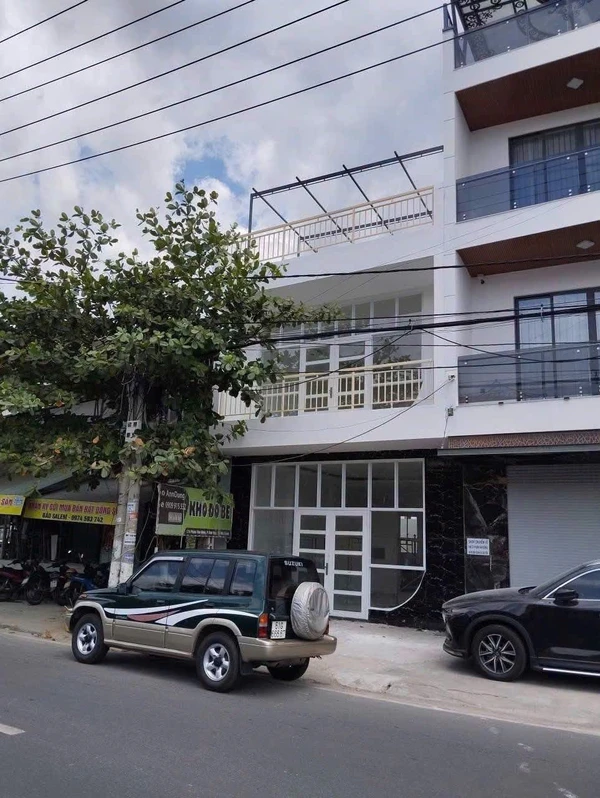 Bán nhà 2,5 tầng mặt tiền Phạm Văn Đồng 63,4m² Nha Trang 13,5 tỷ