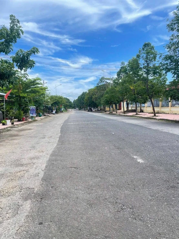 Bán đất mặt tiền đường nhựa đối diện trường cấp 3 Buôn Đôn, 6x35m, có nhà tạm