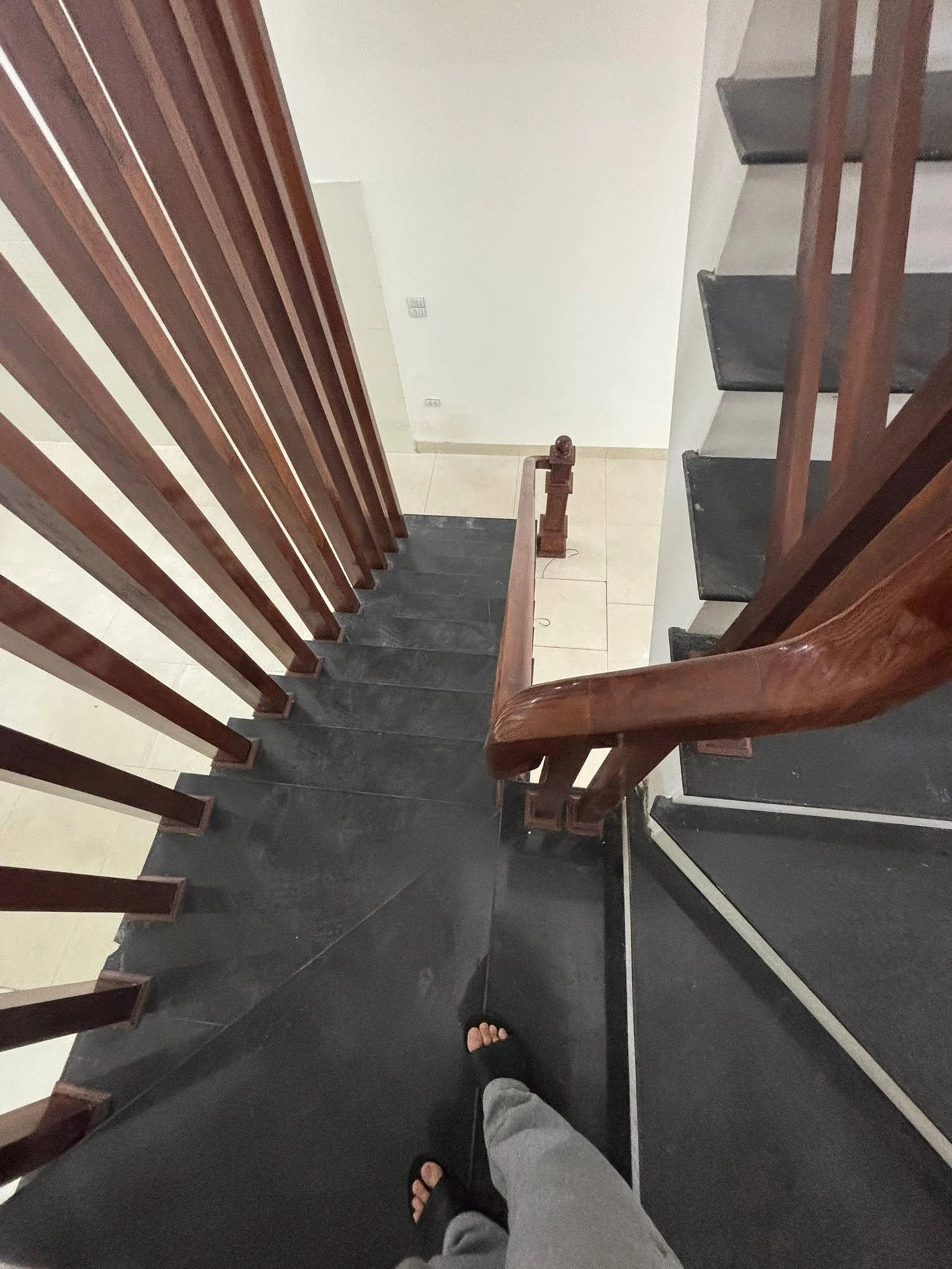 Bán nhà 2,5 tầng 95m² ngõ Lê Thái Tổ, Quận 1 - Ảnh 1