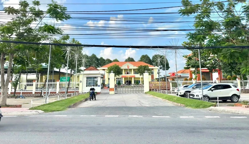 Bán nhà tân cổ điển 5PN 92m² gần chợ Long Thượng, Tây Ninh