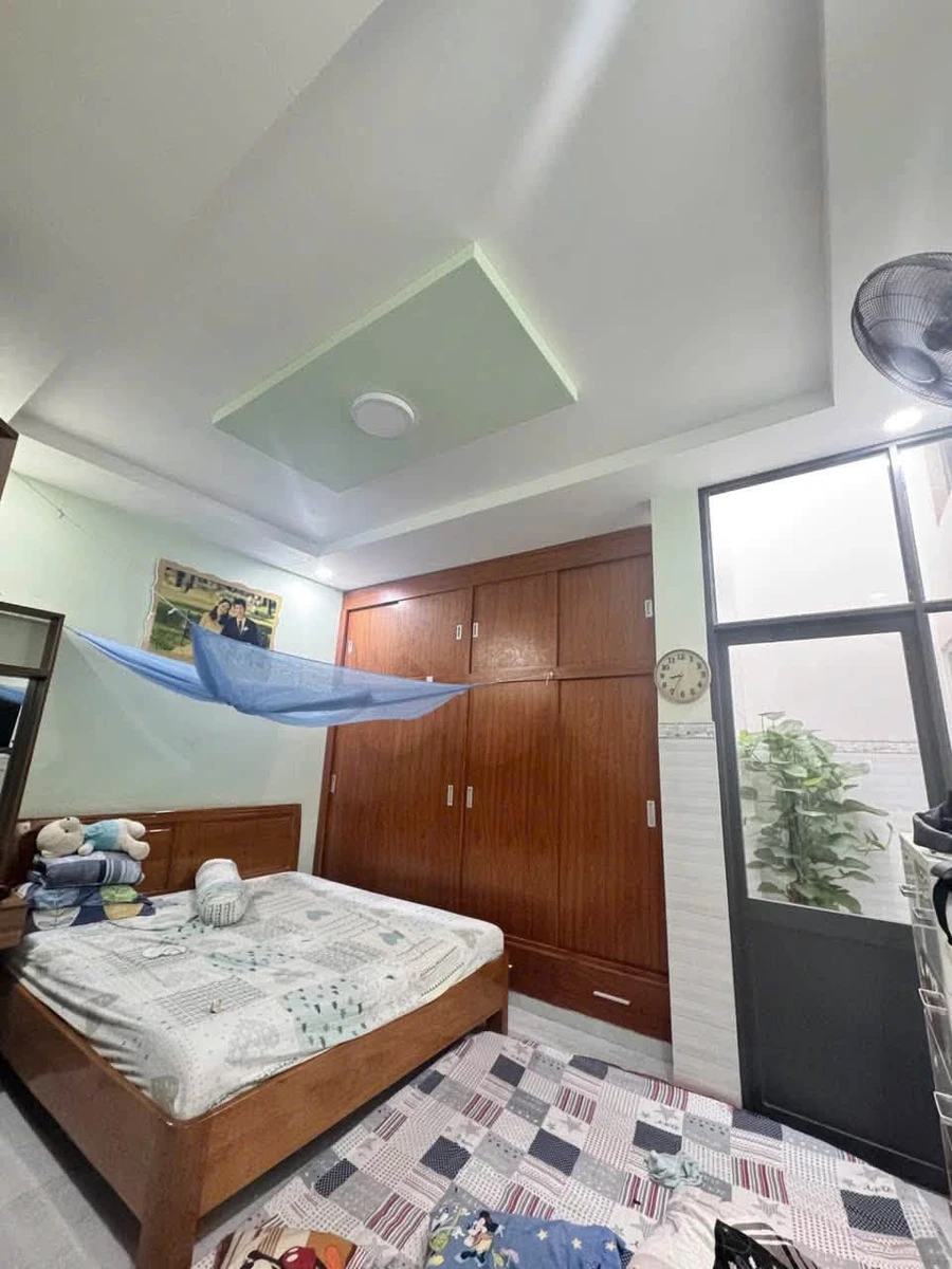 Bán nhà phố Thủ Đức 200m², 3PN, 2WC, sân đậu 2 ô tô - Ảnh 1