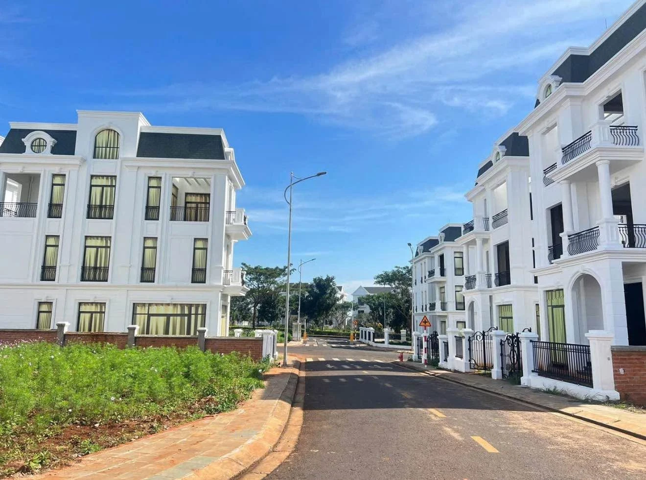 Bán biệt thự đơn lập EcoCity 250m2, sổ hồng 11.9 tỷ - Ảnh 1