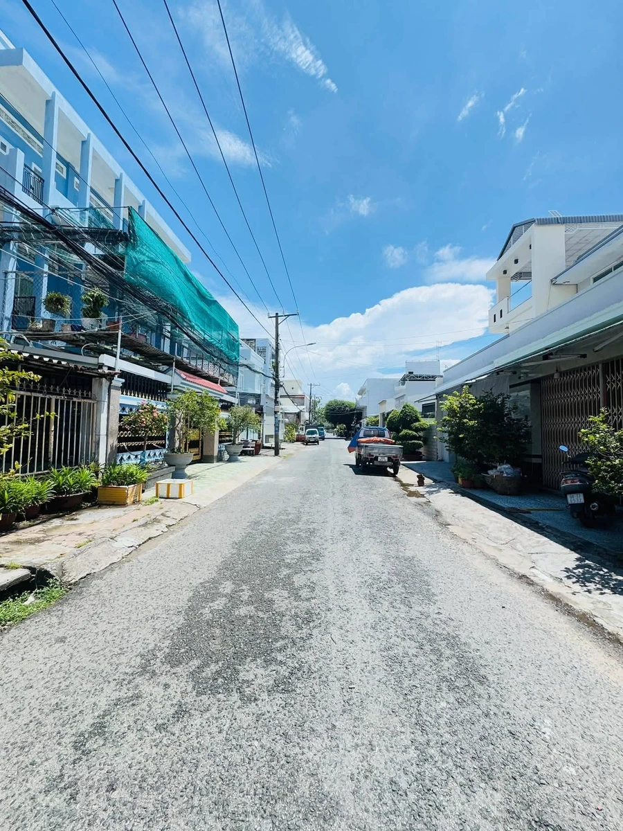 Bán nhà mặt tiền 18 Huỳnh Tịnh Của, Vĩnh Thanh Vân, Rạch Giá, 1 trệt 2 lầu, 4PN - Ảnh 1