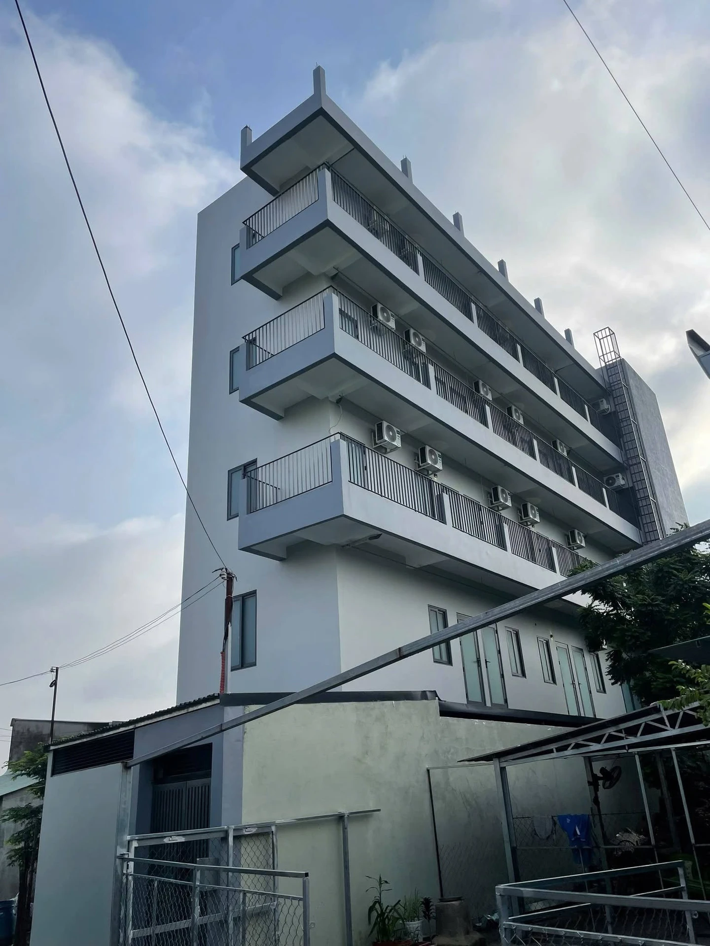 Bán tòa căn hộ dịch vụ 30 phòng 587m² Đông Hòa 16.9 tỷ - Ảnh 1