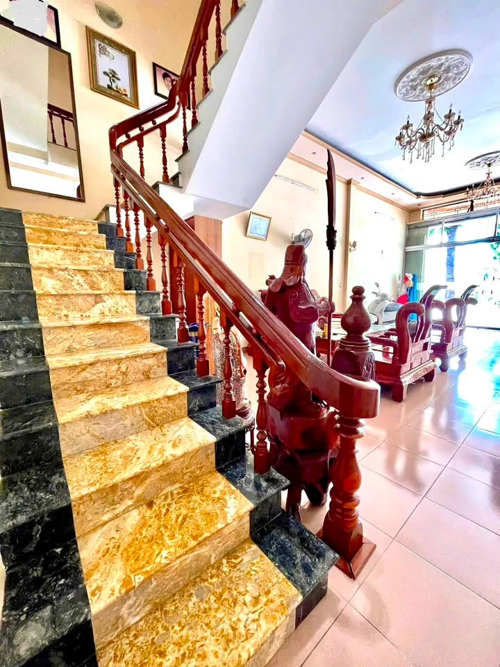 Bán nhà 3 tầng mặt tiền Hai Bà Trưng, Quảng Ngãi 275m² - Ảnh 1
