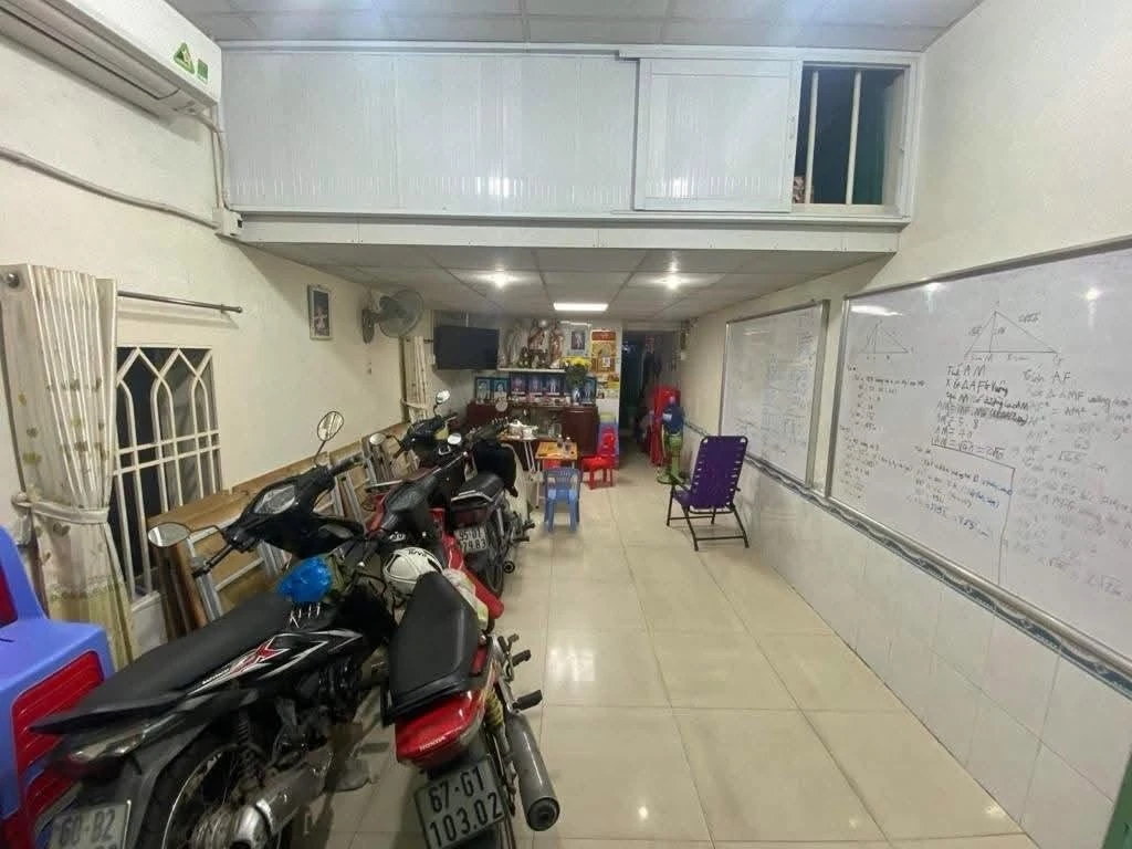 Bán nhà 3 tầng sát mặt tiền Võ Văn Kiệt, Quận 6, 65m2 - Ảnh 1