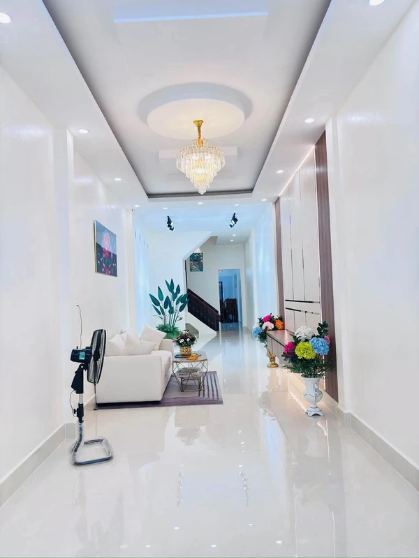 Bán nhà mặt tiền 1 trệt 2 lầu 4PN đường Huỳnh Tịnh Của, trung tâm Rạch Giá, giá 2,6 tỷ