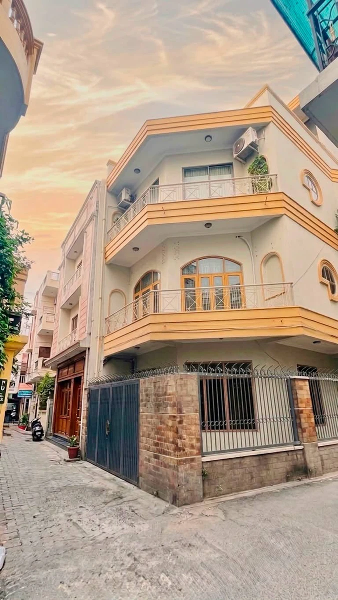 Bán biệt thự góc 100m² 4 tầng có hồ bơi, 3PN, hẻm ô tô sát Quận 1 giá 13 tỷ - Ảnh 1