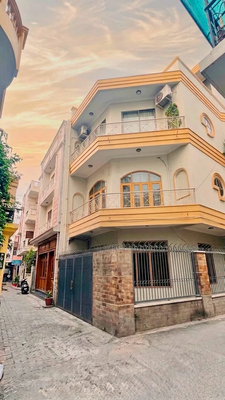 Bán biệt thự góc 100m² 4 tầng có hồ bơi, 3PN, hẻm ô tô sát Quận 1 giá 13 tỷ - Ảnh 1