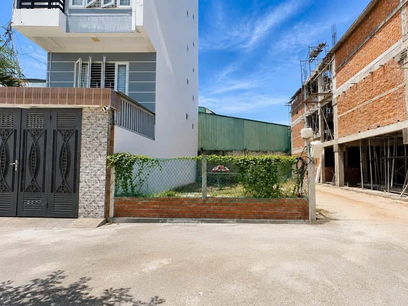 Bán lô đất hẻm oto 97,7m2 gần biển Hòn Chồng, Nha Trang