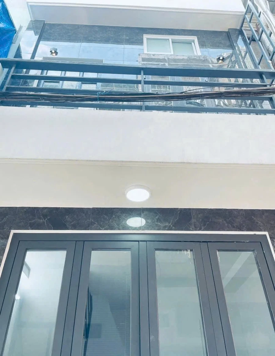 Bán nhà 2 lầu 42m² 2PN Lạc Long Quân Quận 11, sổ hồng - Ảnh 1