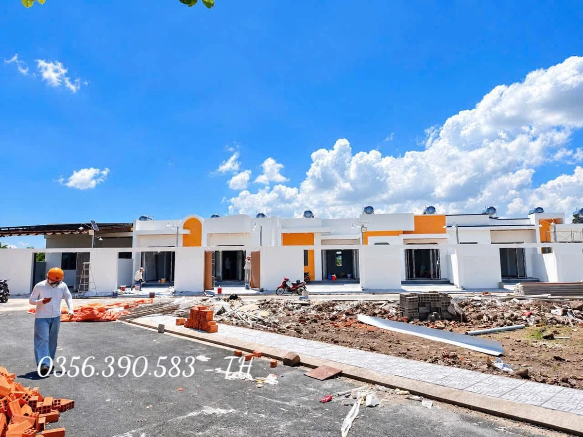 Bán nhà phố mặt tiền nhựa 2PN, sân dầu, sổ riêng thổ cư, trả trước 250 triệu - Ảnh thu nhỏ 2