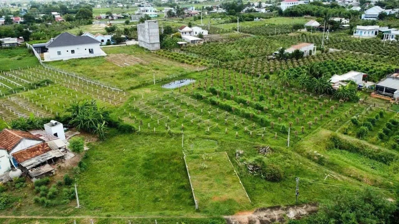 Bán đất 1.300 m2 mặt tiền 3,5m gần Nguyễn Thị Đinh vskk