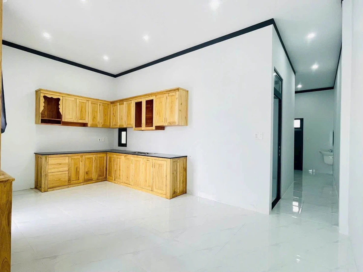 Bán nhà liền kề 8x14m, 2 phòng ngủ, sân ô tô, giá 1 tỷ 280 triệu gần ngã 3 Duy Hoà - Ảnh thu nhỏ 4
