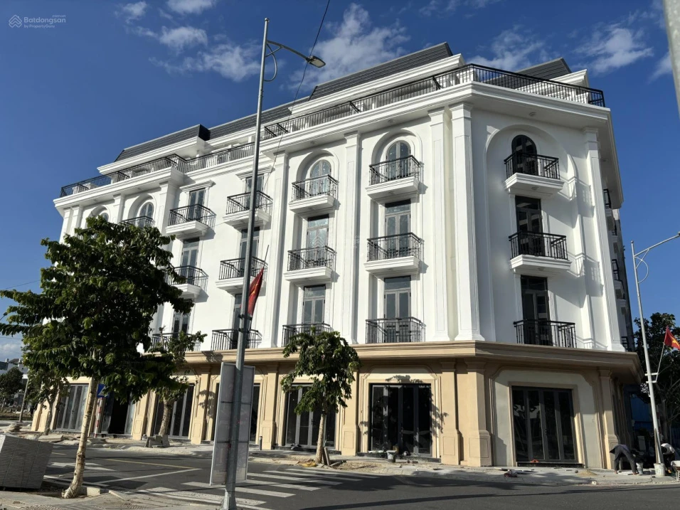 Nhà phố mặt tiền đường Trần Phú Phan Rang giá chỉ 3tỷ3 - Ảnh 1
