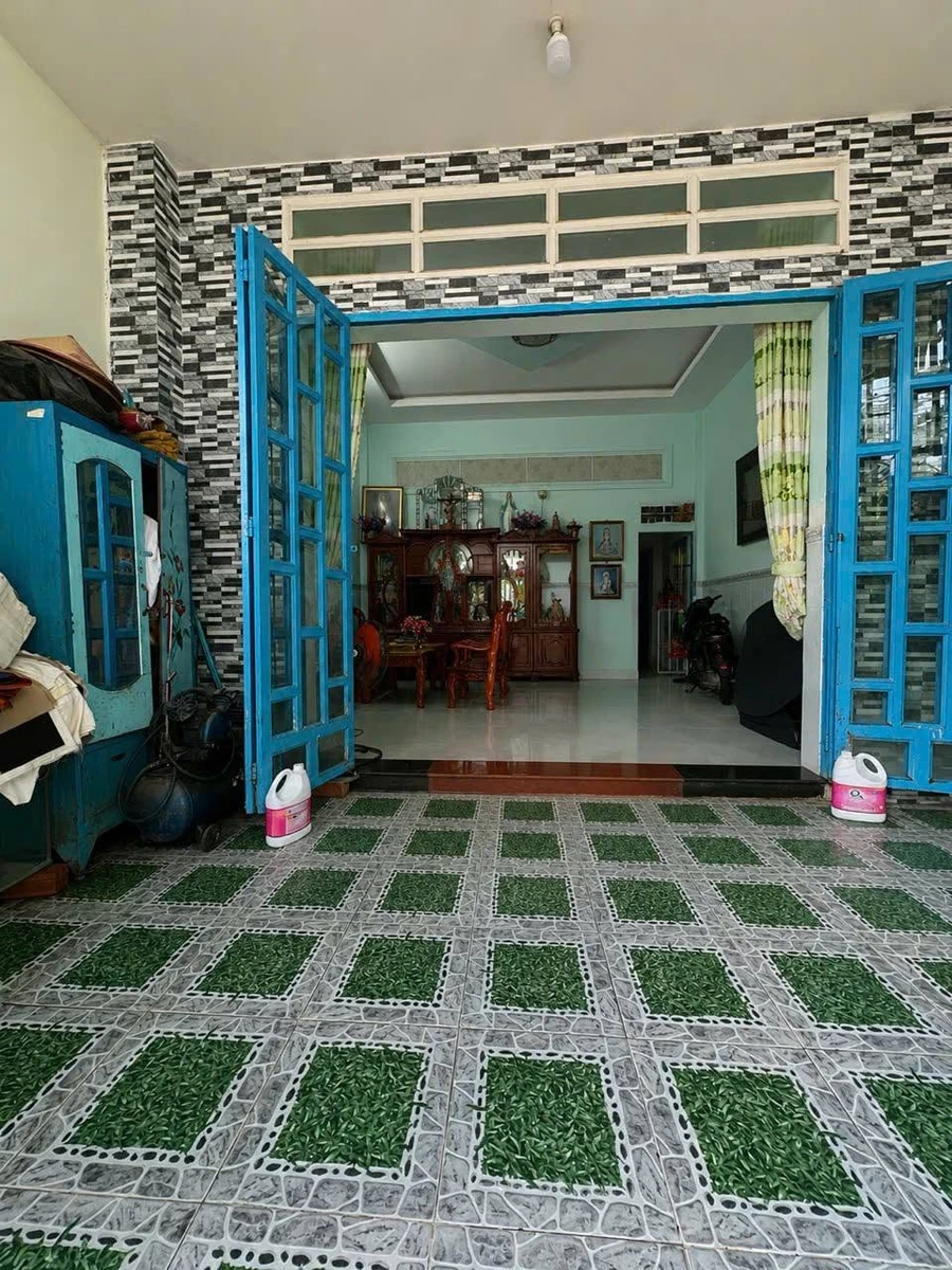 Bán nhà 4PN 5x18m Bình Tân, gác lửng, sân xe máy - Ảnh 1