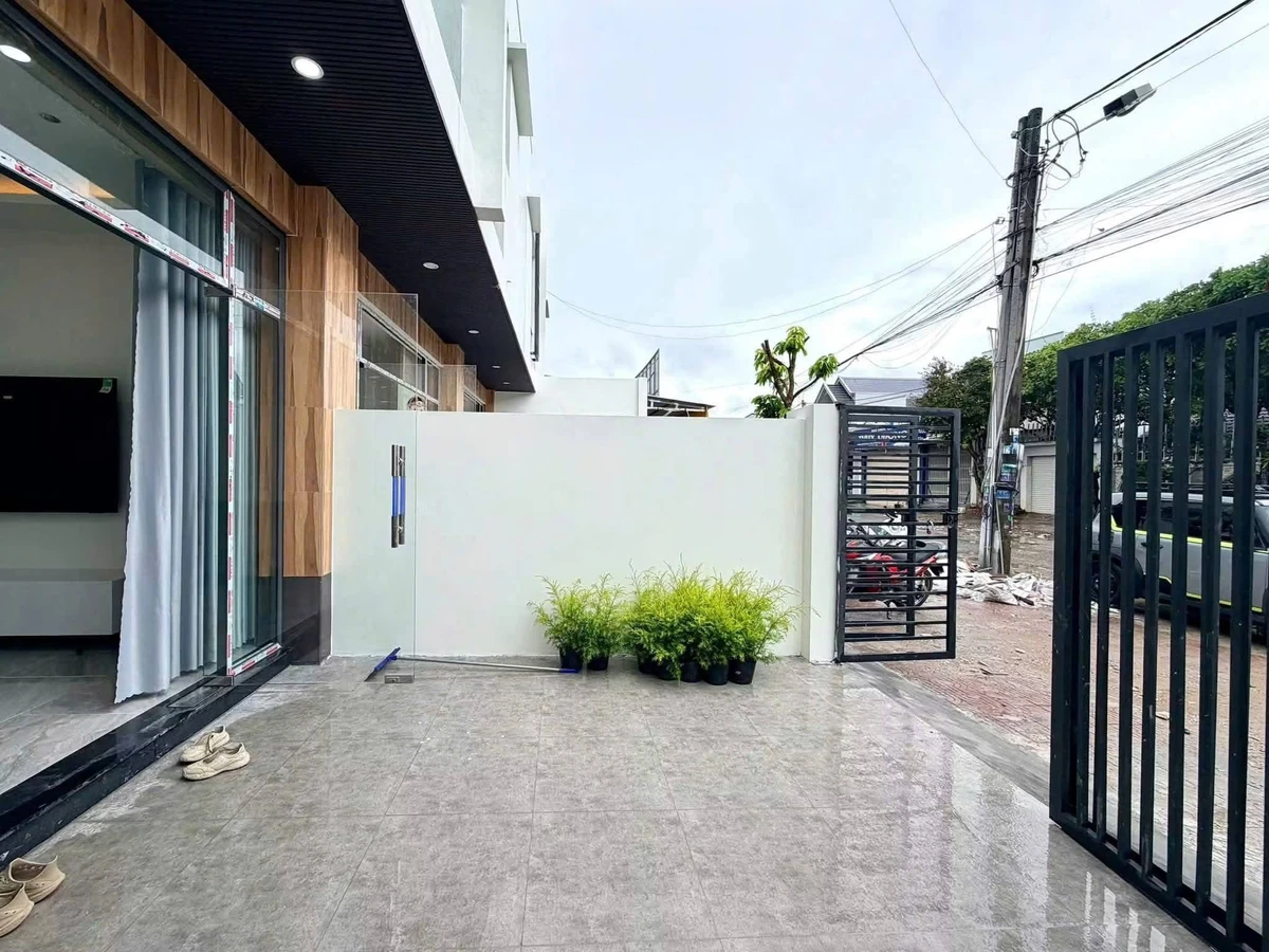 Bán nhà mặt tiền đường Lý Thị Huê, Vĩnh Quang, Rạch Giá 4,5x21,5m giá 2,7 tỷ - Ảnh thu nhỏ 2