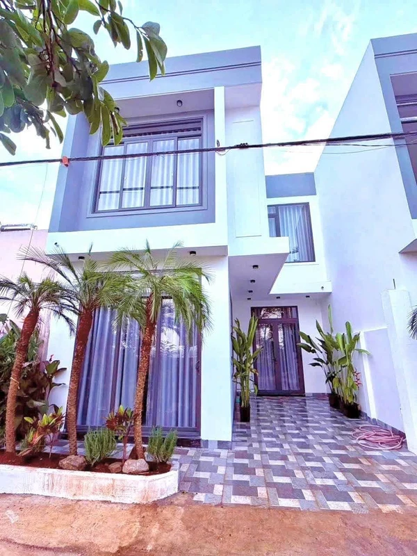 Bán nhà liền kề mới 1 trệt 1 lầu 6.5x14m, 3 phòng ngủ, nội thất full tại Buôn Ma Thuột