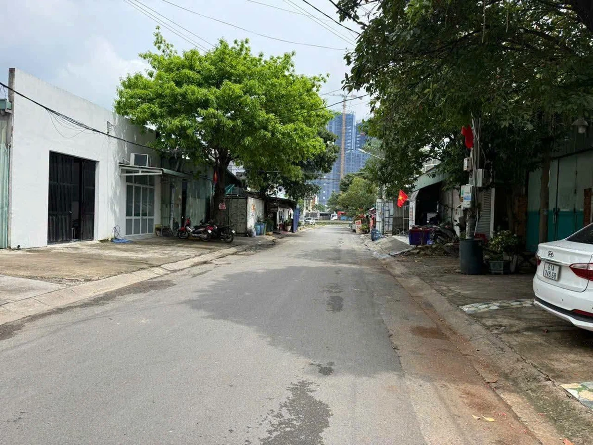 Bán nhà 300m2 (10x30) sổ hồng riêng, hoàn công, giá 9,5 tỷ tại Dĩ An, Bình Dương - Ảnh thu nhỏ 3