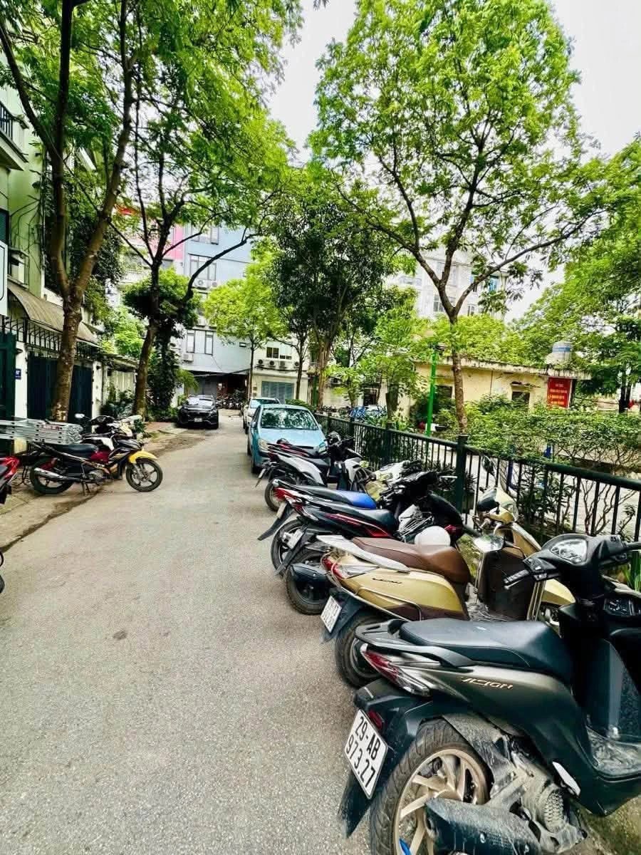 Bán nhà 8 tầng mặt tiền 10.6m, 111m² view công viên, Nguyễn Khánh Toàn - Ảnh 1