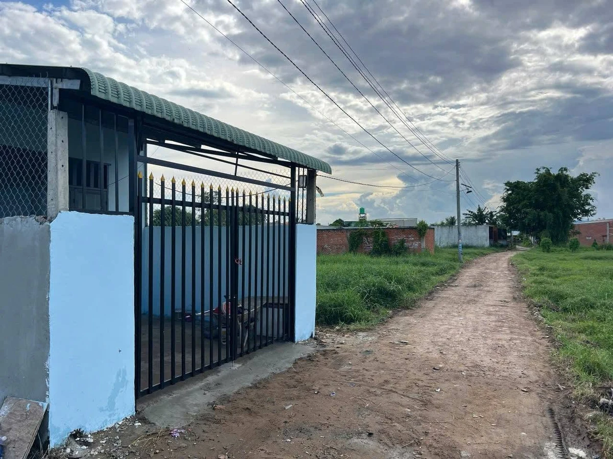 Bán nhà mặt tiền Hòa Khánh, Long An, 100m² 2 phòng - Ảnh thu nhỏ 2