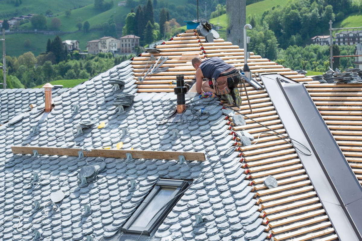 Who provides roof repair services in Clontarf?