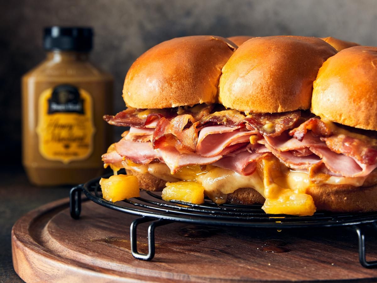Sándwiches de BourbonRidge® Uncured Ham y Queso con Piña Caramelizada
